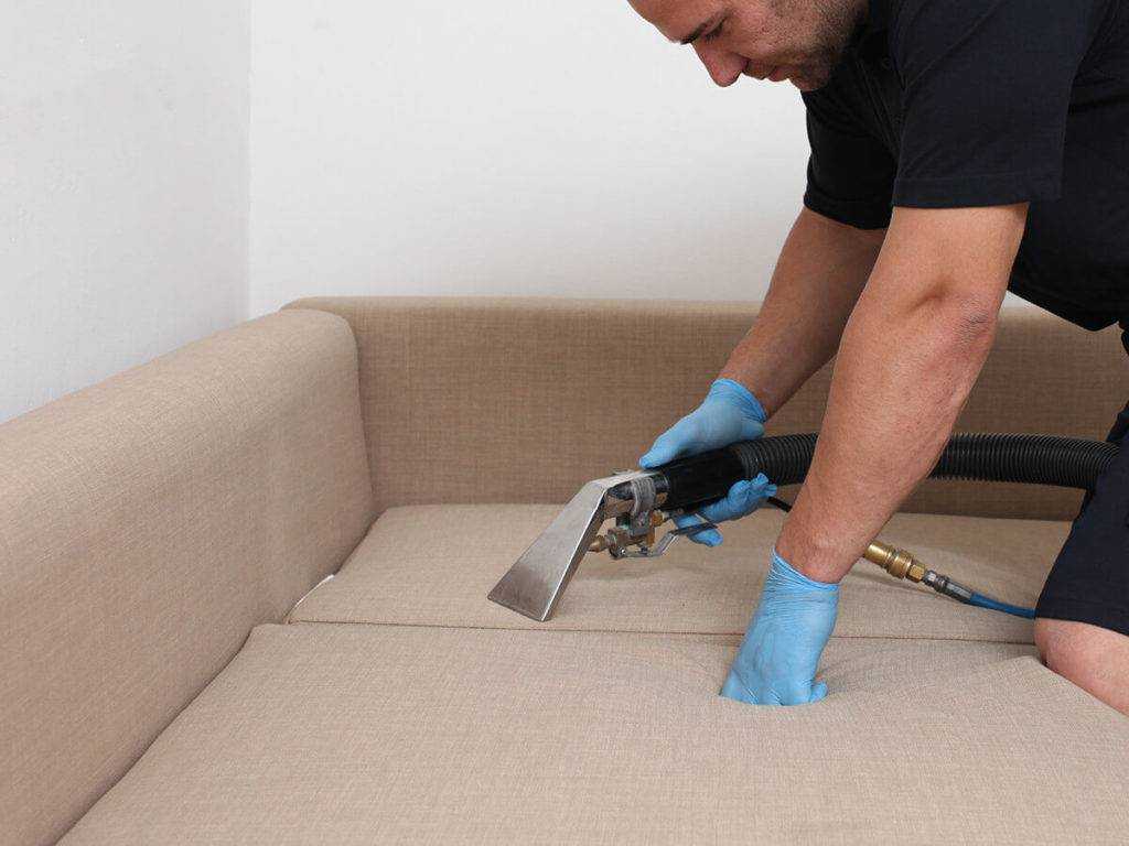 Чем и как в домашних условиях почистить мягкую мебель, лучшие способы