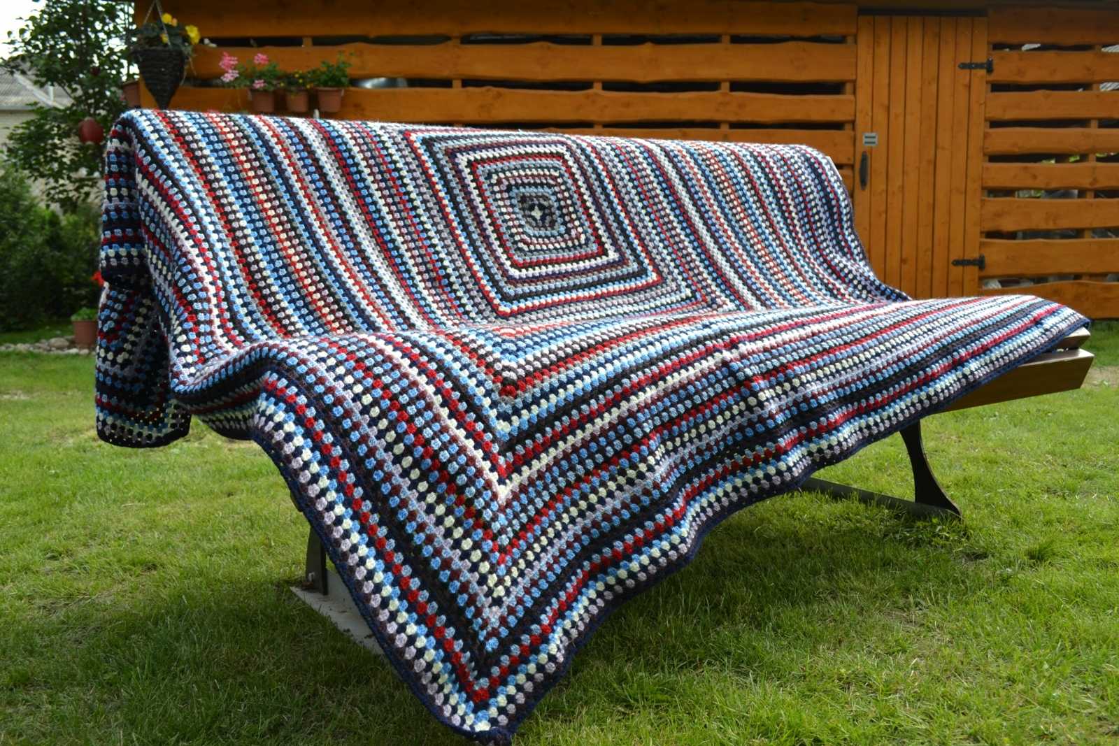 Вязание пледов и покрывал на диван спицами: выбор материала и инструментов, технология вязания.
