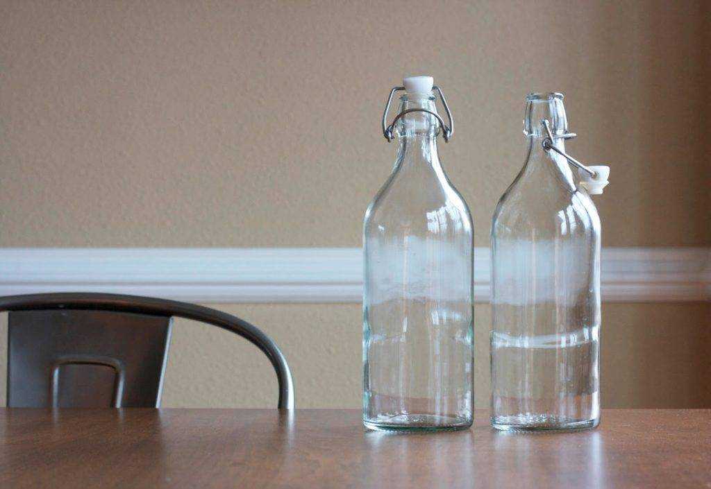Причины, по которым нельзя ставить пустую бутылку на стол