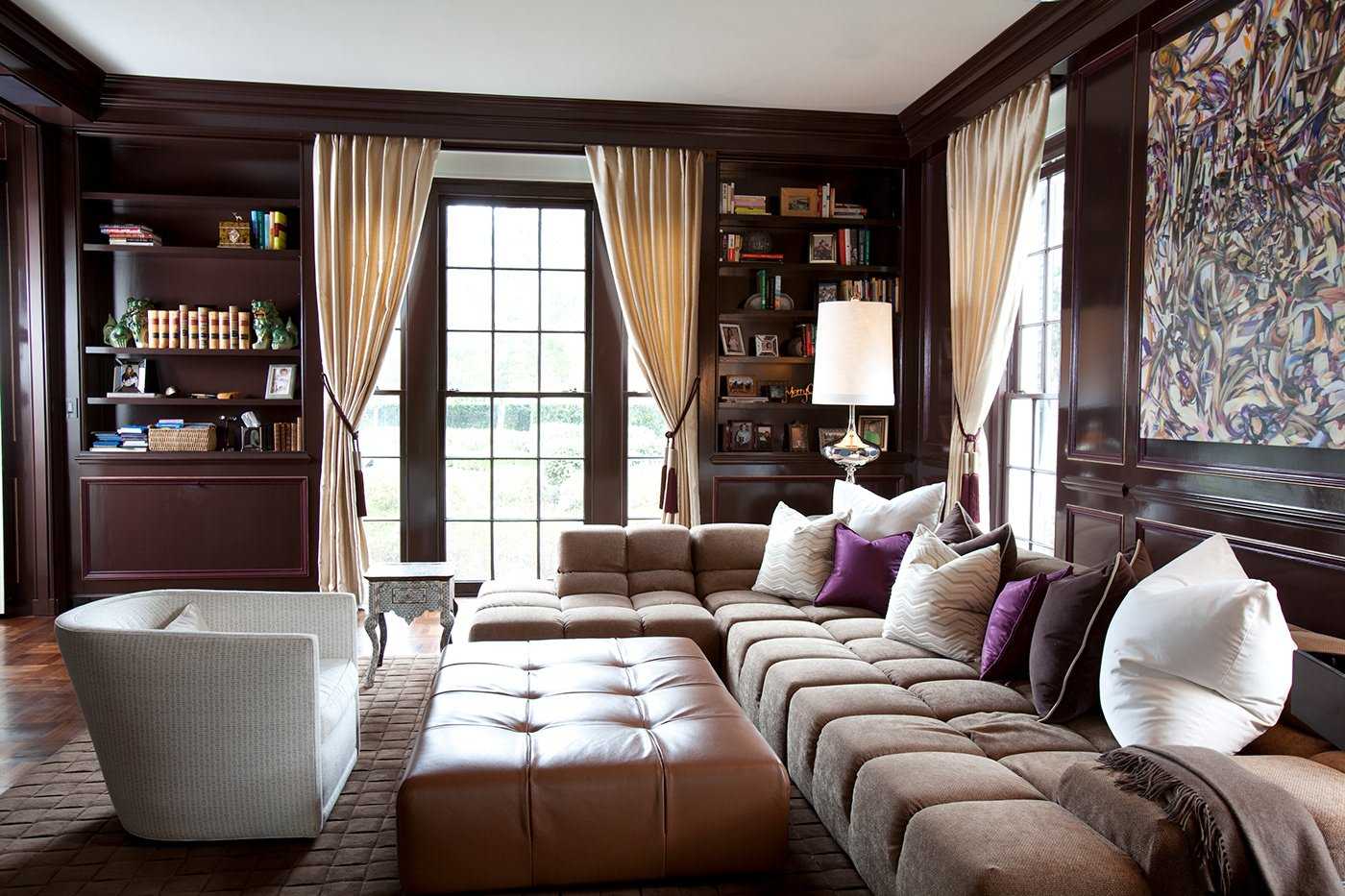 Коричневый диван в интерьере гостиной: сочетание дизайна с шоколадной мебелью, фото