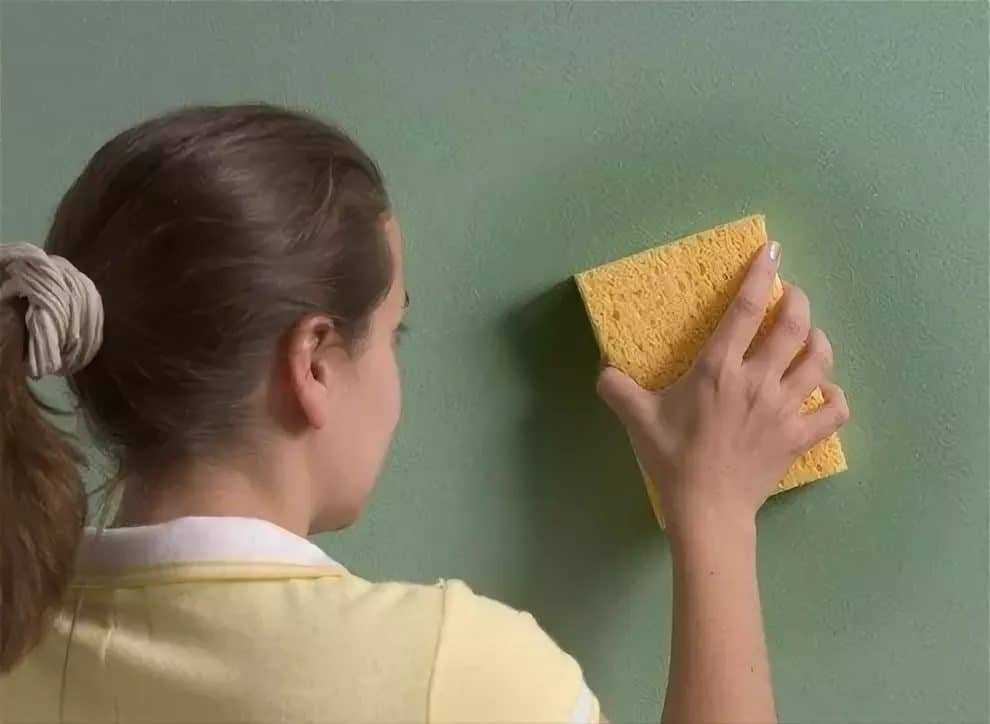 Как убрать пятно с обоев. Мытье стен. Протереть стену. Мытье обоев. Тереть стены.