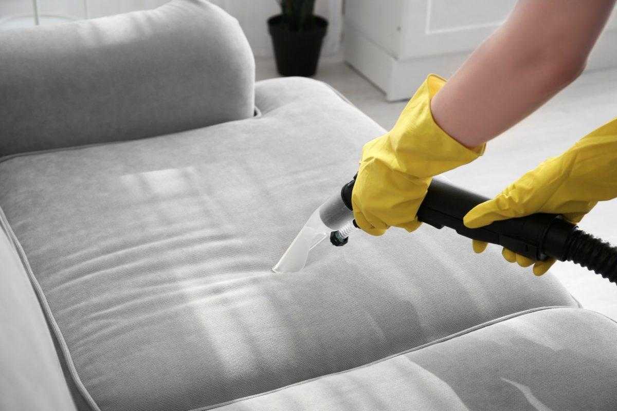 Как эффективно почистить диван. лайфхаки для чистки диванов. как почистить обивку дивана в домашних условиях, из ткани, из велюра, кожаный диван, белый диван. какие методы очистки использовать для уда