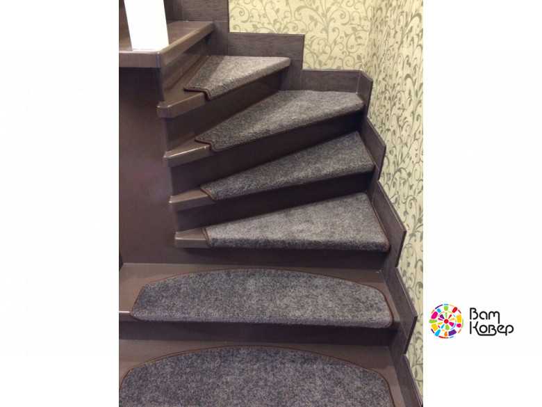Покрытие лестницы ковролином: какой ковролин подойдёт для отделки лестницы, как рассчитать нужное количество покрытия.