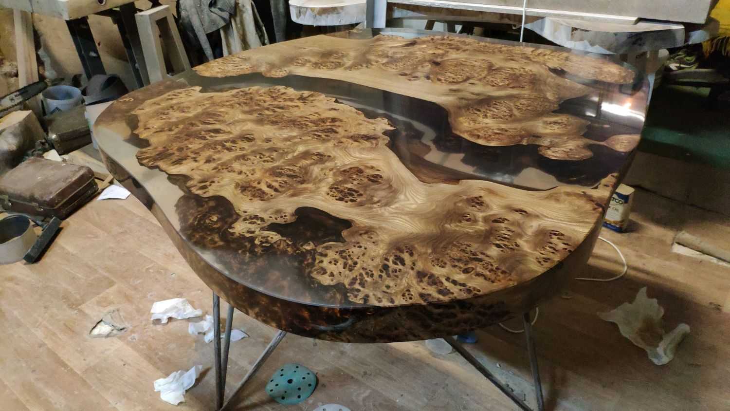 Чем заливают столы из спилов дерева? - все про мебель