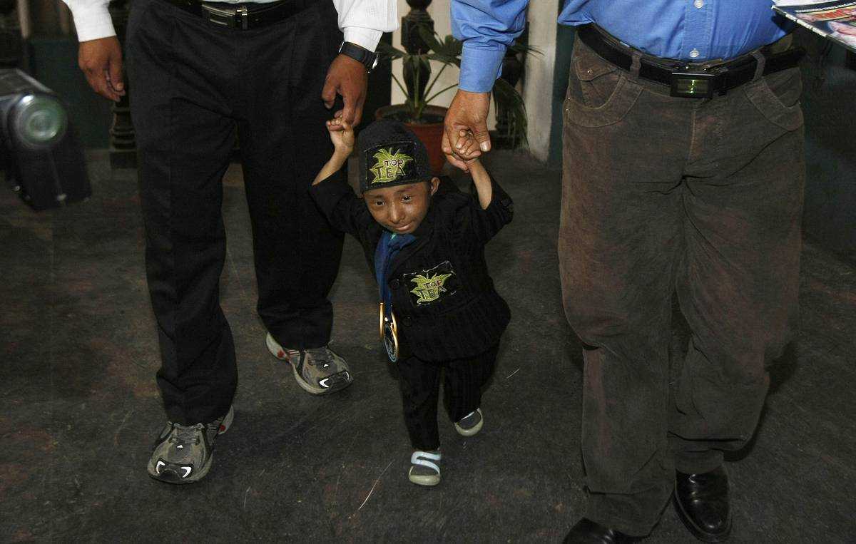 Рост самого маленького человека. Хагендра тапа Магар. Самый маленький человек в мире Хагендра тапа Магар. Хагендра тапа Магар рост.