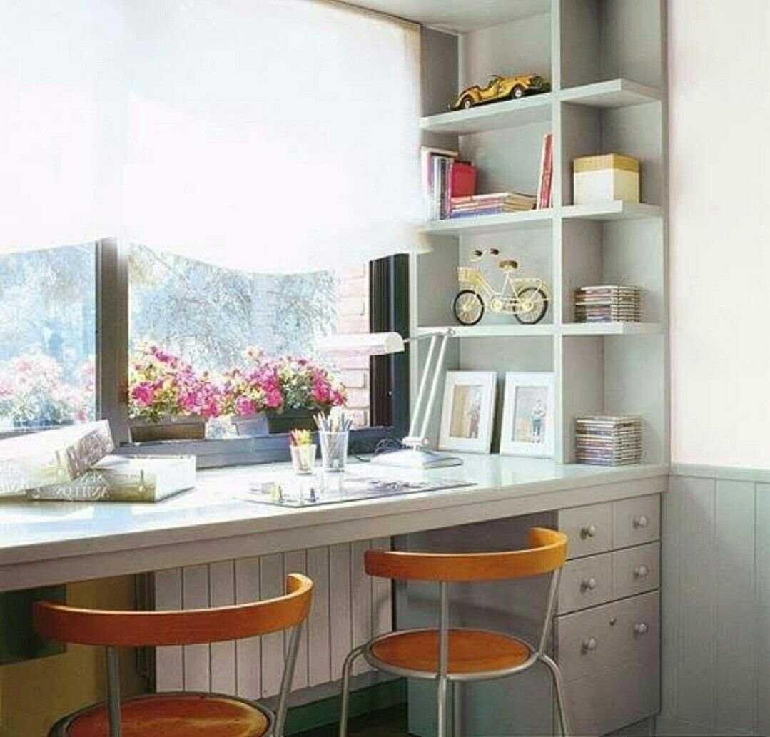 стол у окна для двоих детей со шкафами