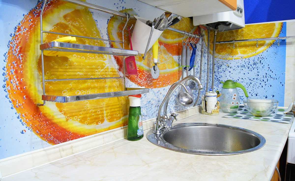 Виды, преимущества и недостатки отделки стен кухни пластиковыми панелями