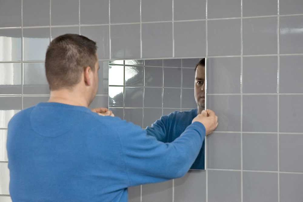 Как прикрепить зеркало в ванной к плитке без сверления