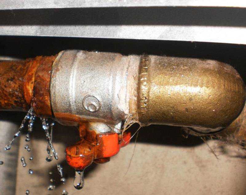 Чем заделывать трещину или стык в чугунной канализационной трубе