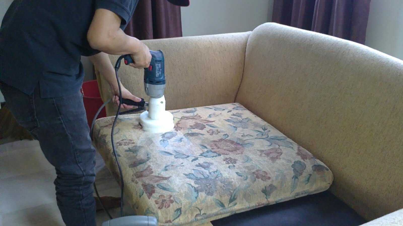 Как почистить диван от пятен без разводов в домашних условиях