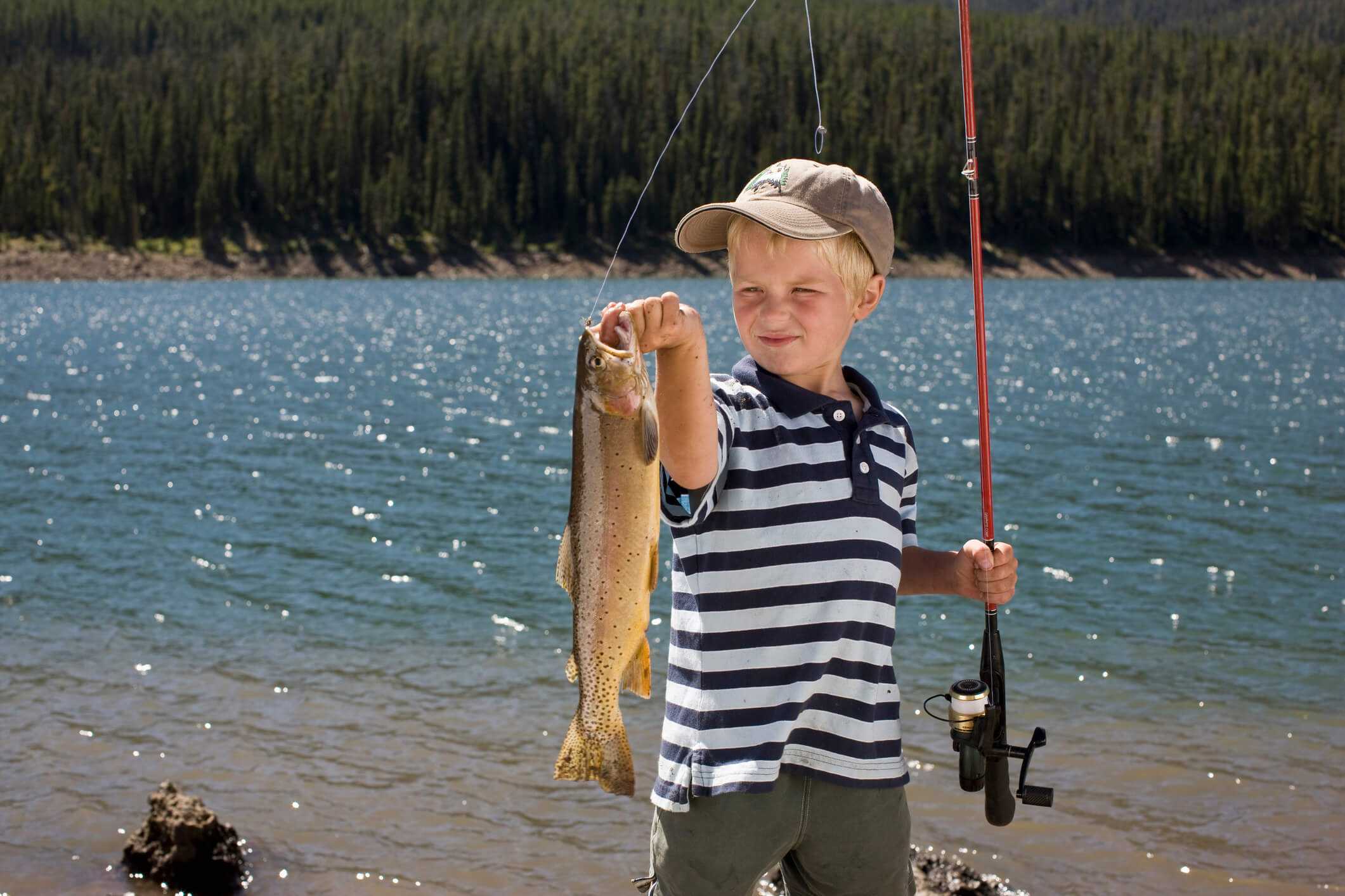 Рыбу покажи как ловят. Дети на рыбалке. Поймал рыбу. Мальчик с рыбой. Детишки на рыбалке.