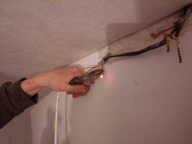 Как правильно соединять между собой перебитые провода в стене