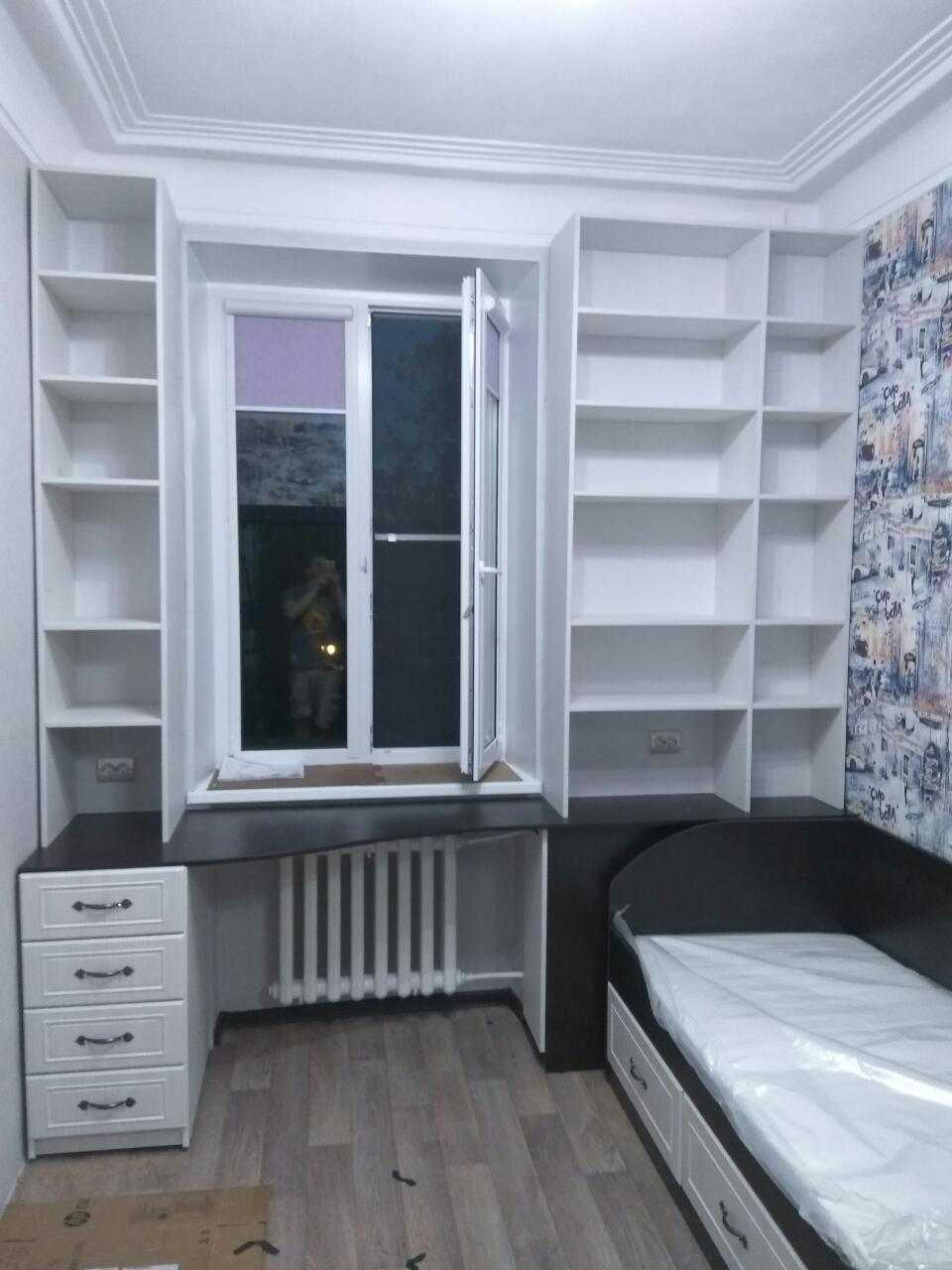 встроенный шкаф в детской комнате с окном