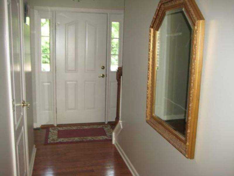 Можно ли по фэншуй повесить зеркало напротив входной двери в прихожей