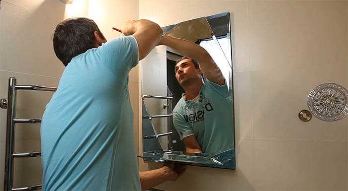 Как правильно приклеить зеркало к стене в ванной