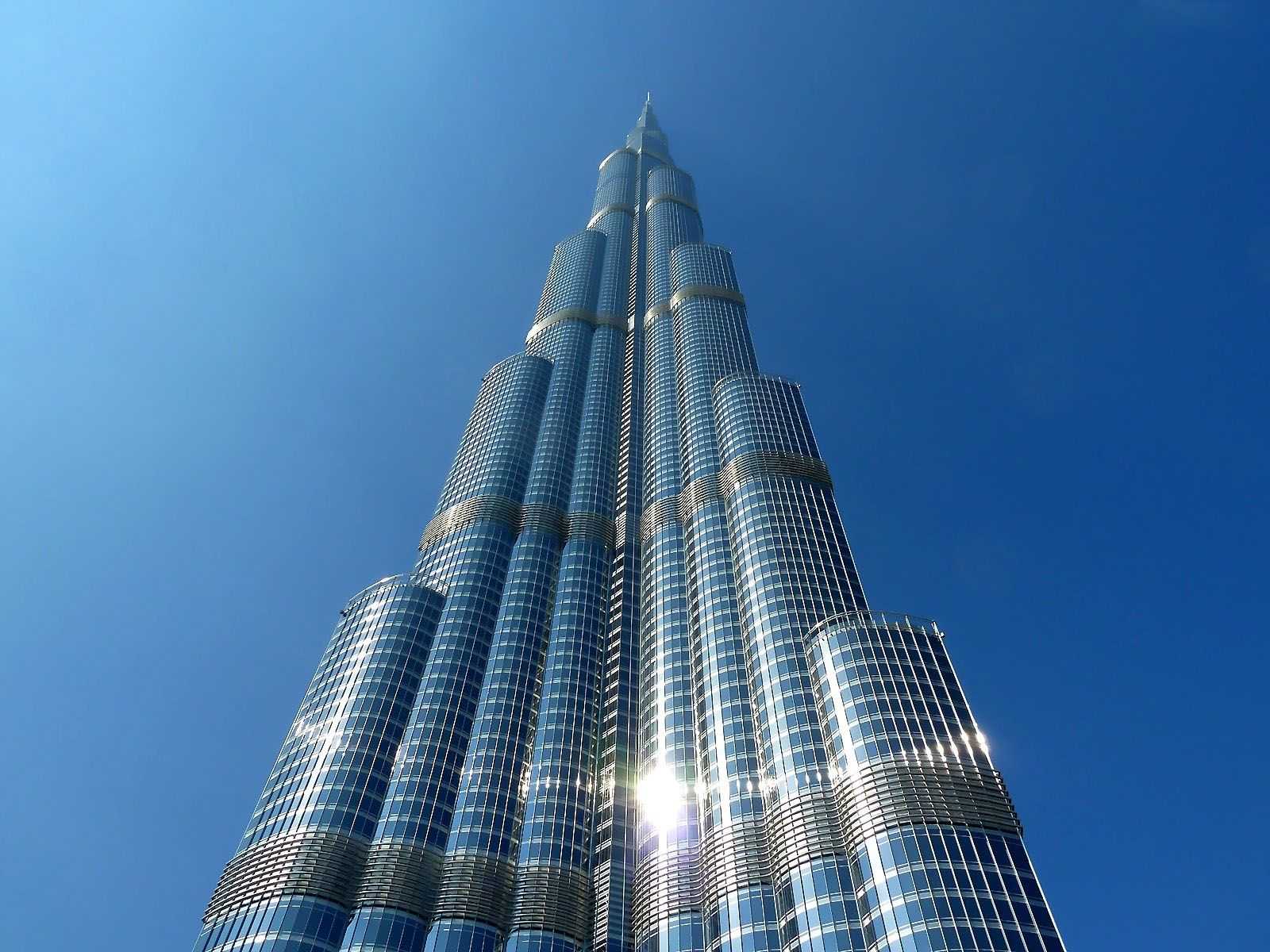 Высокое известное здание