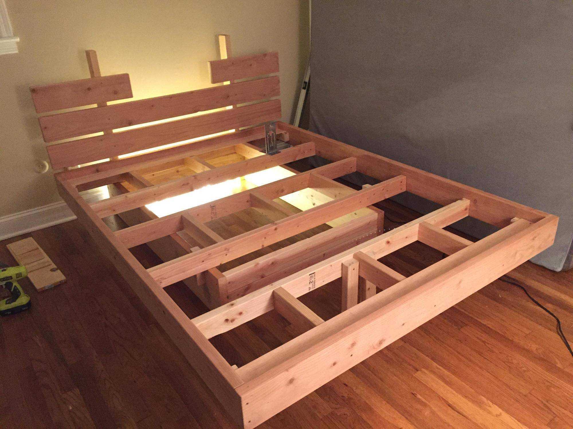 Парящая кровать деревянная