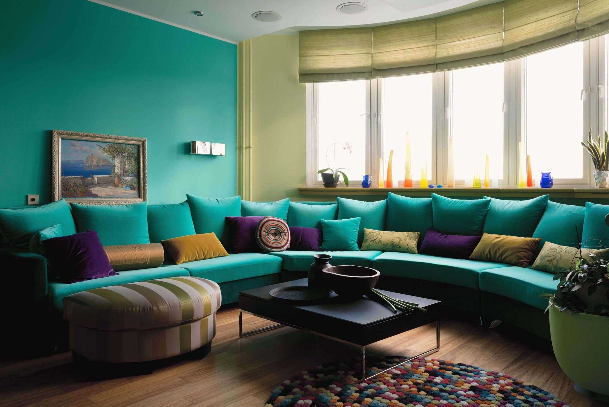 Бирюзовый диван в интерьере: 50 фото, идеи для гостиной, кухни, детской, спальни
