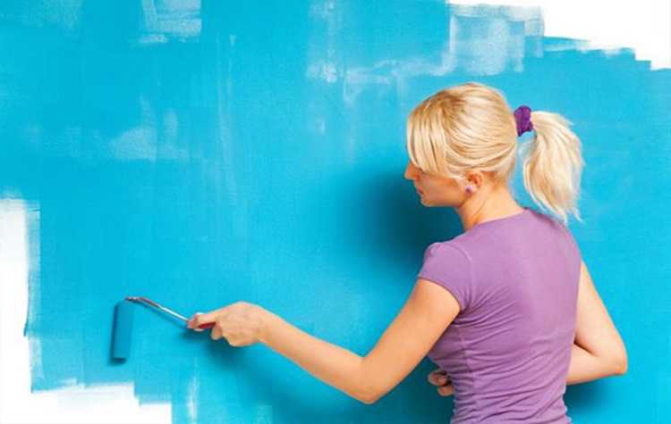 Сильный запах краски. Латексная краска для стен. Окрашивание стен латексной краской. Латексная краска для ванной. Латексная краска стены лестница.