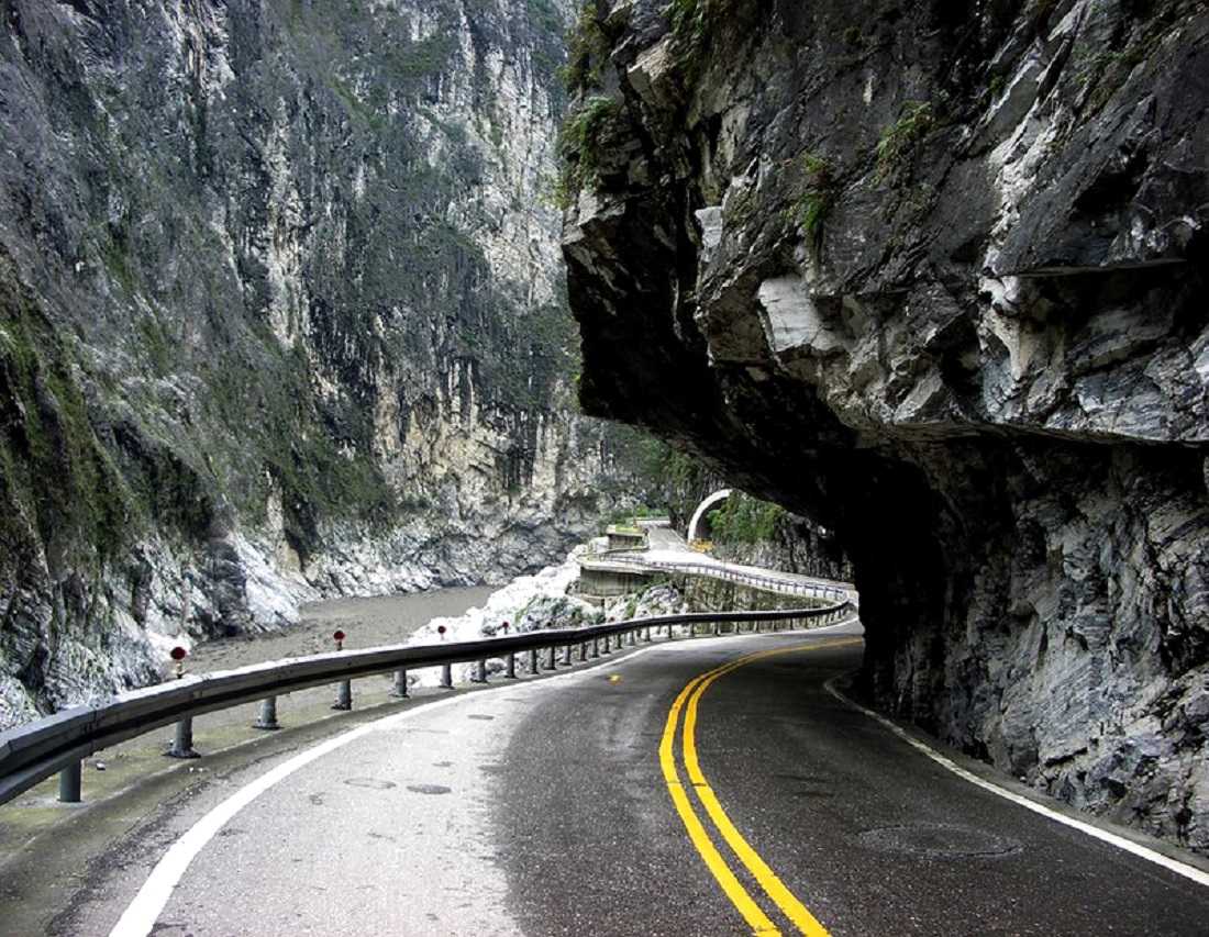 Самые опасные дороги в мире, которые открыты для туристов
