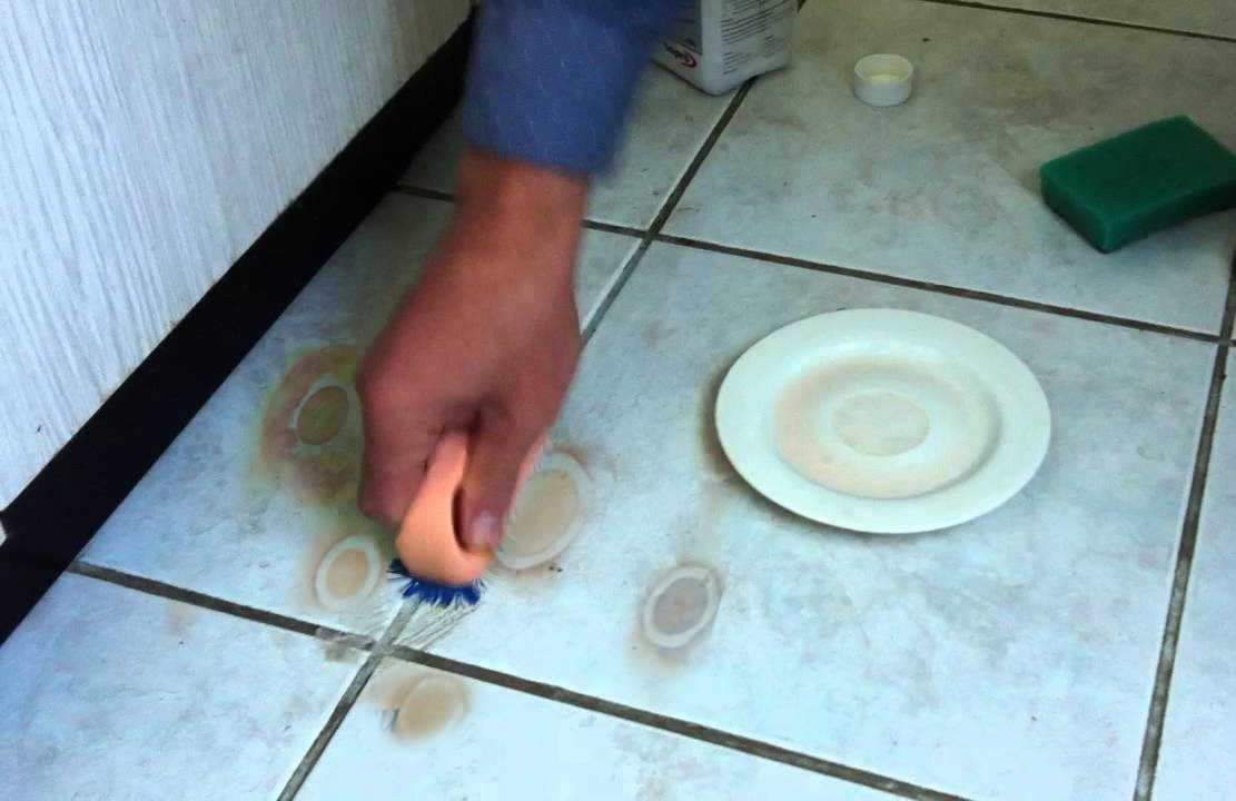 Чем отмыть белый пол. Затирка швов кафельной плитки. Мытье пола плитки. Швы между плиткой на полу. Чистка швов между плиткой в ванной.