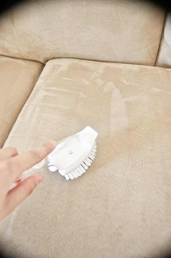 Как эффективно почистить диван. лайфхаки для чистки диванов. как почистить обивку дивана в домашних условиях, из ткани, из велюра, кожаный диван, белый диван. какие методы очистки использовать для уда