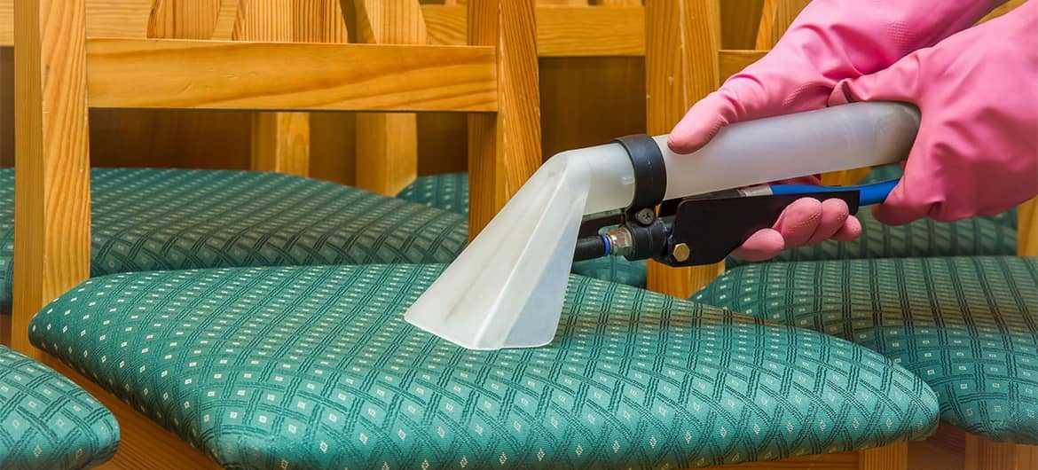 Как почистить диван в домашних условиях: 12 способов для тканевой или кожаной обивки