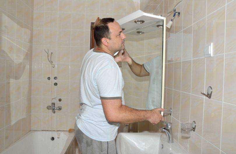 Как повесить зеркало в ванной на плитку: подготовка, приклеивание, установка на крючки