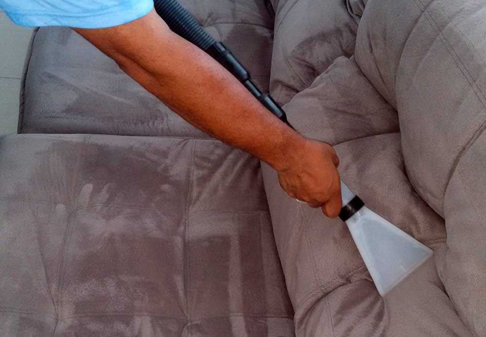 Как избавиться от разводов на диване после влажной чистки