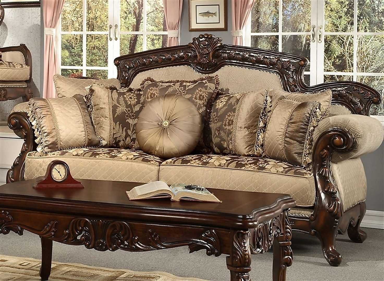 мягкая мебель с декором из дерева