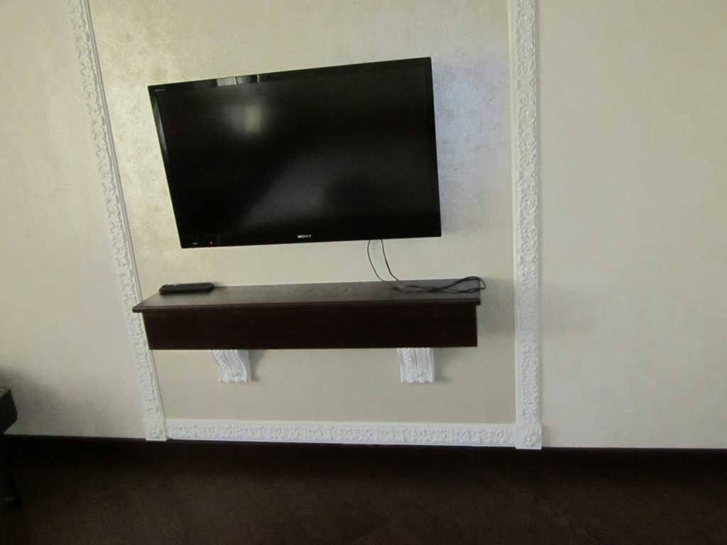 Полка для телевизора на стену: нюансы оформления (навесная, угловая, стеклянная)