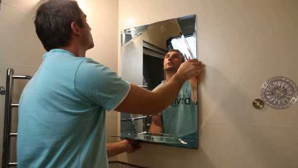Как правильно повесить зеркало в ванной на плитку?