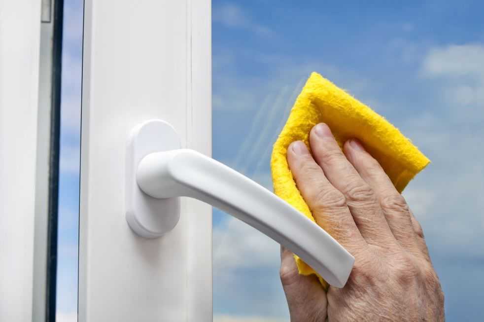 Как быстро помыть окна без разводов в квартире, доме, на балконе