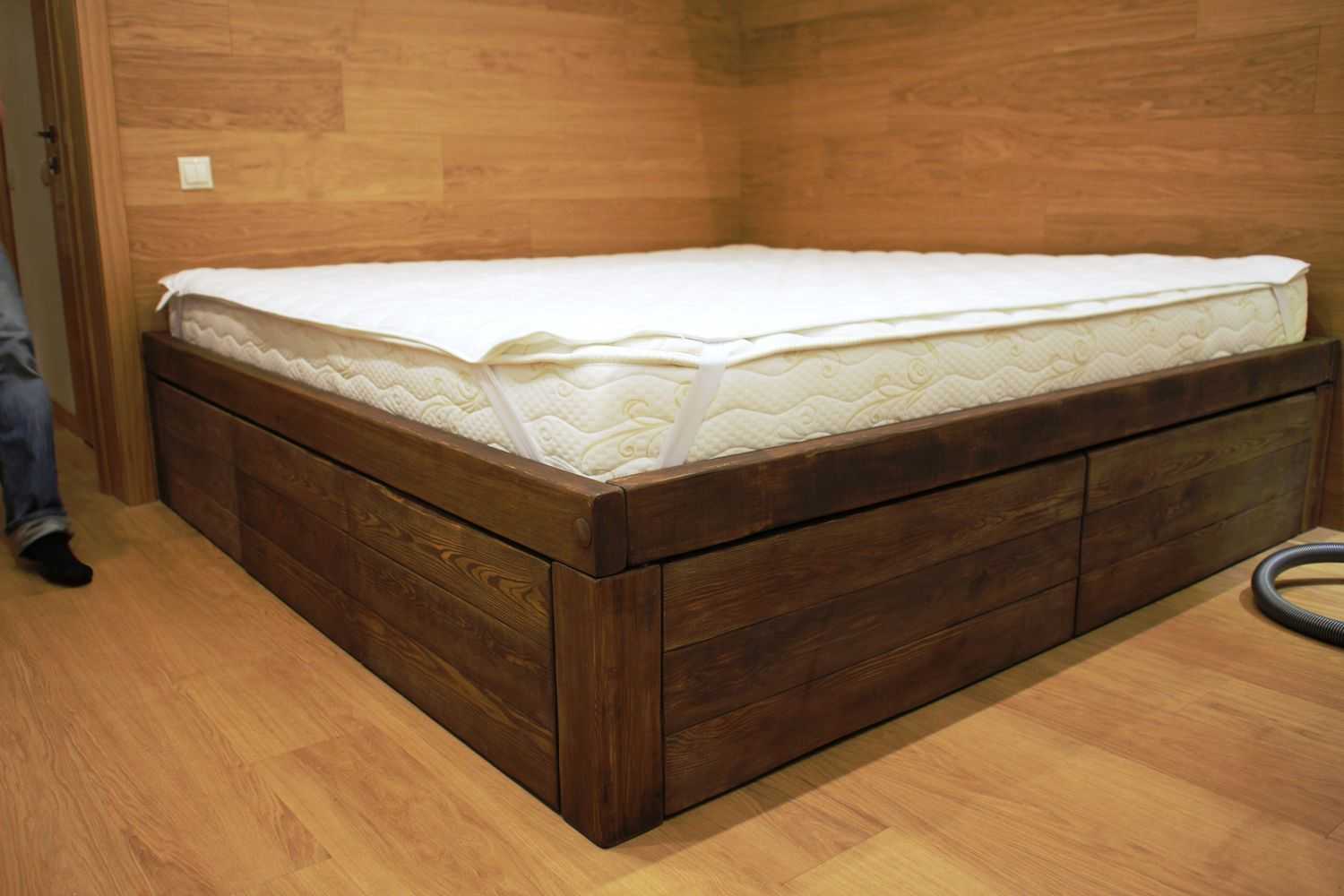 Кровать из дерева своими руками (74 фото): как сделать деревянную двуспальную кровать из бруса, двухъярусная модель, из досок или из бревен, идеи – ремонт своими руками на m-stone.ru
