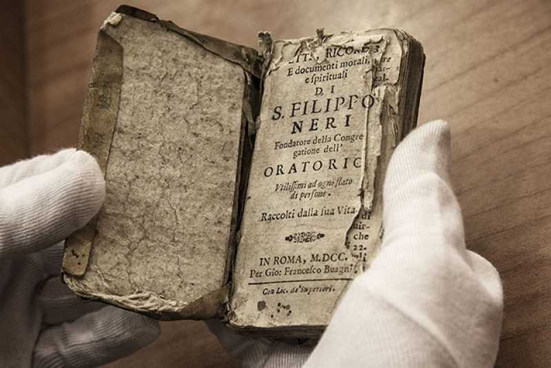 Древний документ самый надежный. Старинные книги. Редкие книги. Древние книги. Самая древняя книга.
