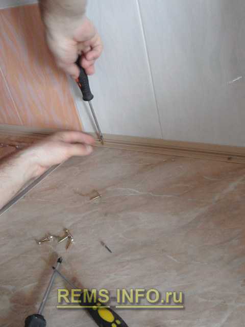 Как крепить плинтус к столешнице на кухне