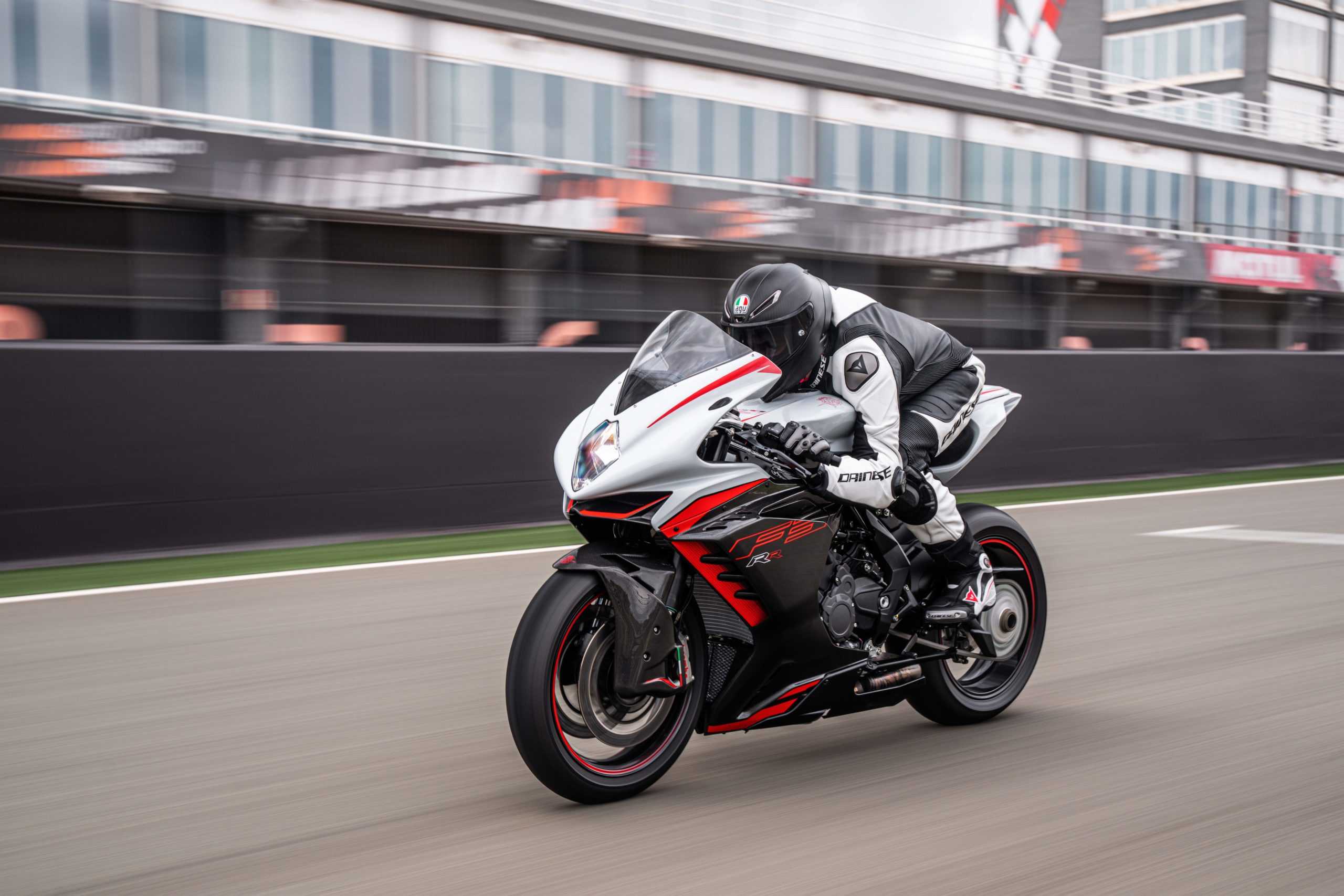 Для тех, кто мечтает прокатиться с ветерком - топ-10 самых быстрых мотоциклов в мире Рейтинг самых мощных и быстрых супербайков по состоянию на 2022 год